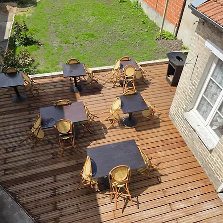 De La Cite 30 Personnes Avec Piscine